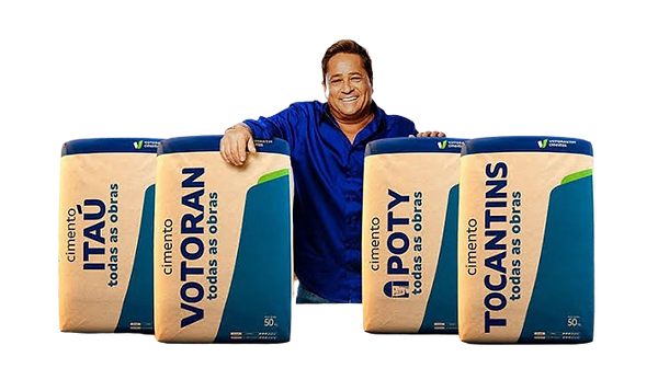 Especialista Votorantim Cimentos com sacos de cimento